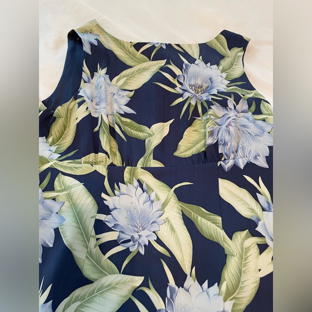 Tommy Bahama silk shift dress in blue and green Hawaiian print with v-ne…